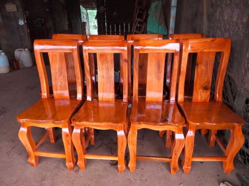 កៅអីឈើត្រសេក