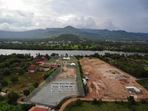 ដីជាប់មាត់ព្រែកកំពត