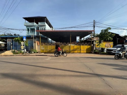 Shop House - Wooden Stylist