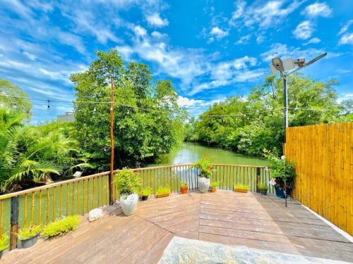 ប៊ូទិកជាប់ព្រែកមានចំណូលស្រាប់3500$