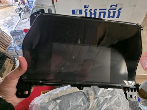 កុងទ័រស៊្រីន ដោះចេញពីឡាន Ford Wildtrak 2023