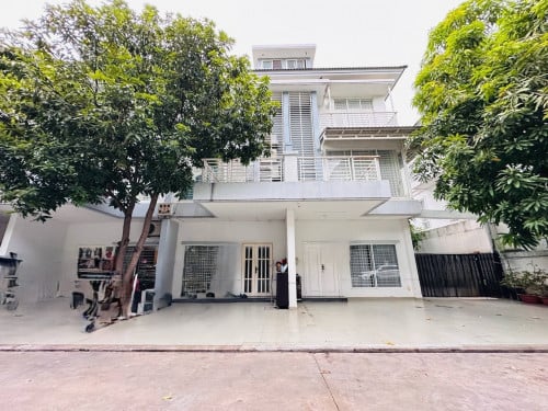 វីឡាកូនកាត់ LA សម្រាប់លក់ 📍 ទីតាំង៖ បុរី Peng Huoth The Star Quarteria