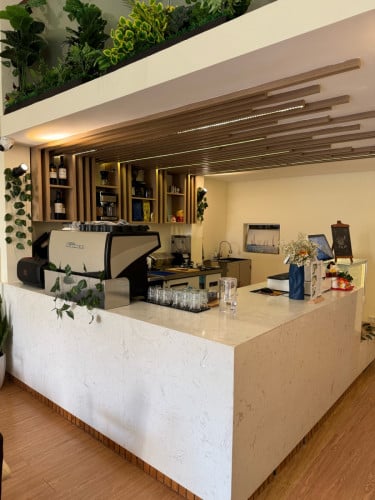 Renovated cafe in phnom penh to let go