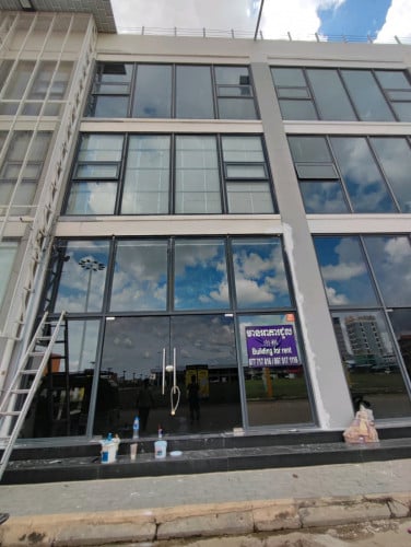 អាគារសម្រាប់ជួលទីតាំងធំទូលាយកំពស់បីជាន់