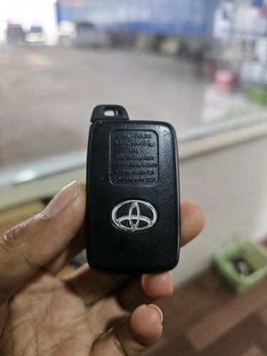 សោរជាប់ឡានពីទូរមក