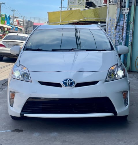 Prius 2013 option 3 ក្នុងលឿង