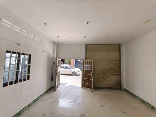 ផ្ទះជួលជាន់ផ្ទាល់ដី អាចស្នាក់នៅជាក្រុម ឬរកស៊ីបាន។