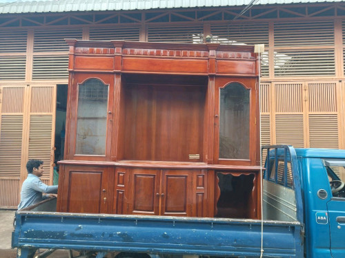 ទូតាំងធ្វើពីឈើសុក្រំសុទ្ធ កម្ពស់2.5ម៉ែត្រ ថ្មី ទើបយកមកមានតែ១ហ្នឹងទេ តម្លៃចរចារបាន