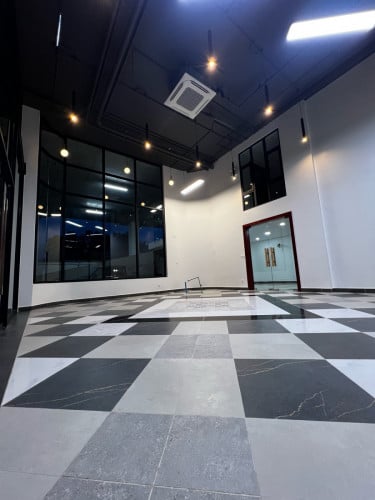 Space for rent with lobby and arrival Skybar