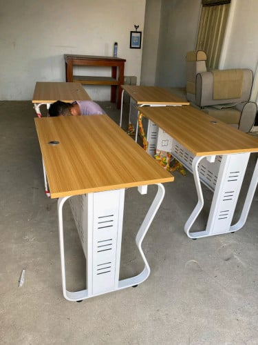 តុជើងដែក