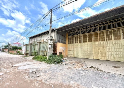 ដី/ឃ្លាំងលក់បន្ទាន់ ៖ ជិតផ្លូវឌួង​ ងៀប​ III, ខណ្ឌមានជ័យ, រាជធានីភ្នំពេញ