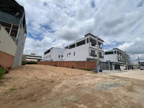 ដីលក់នៅជាប់បុរីកំពុងសាងសង់