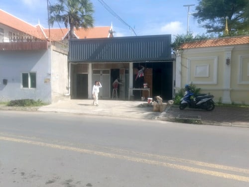 ផ្ទះជួល ២ផ្ទះ តំលៃសមរម្យ អាចបើកលក់ឥវ៉ាន់បាន $350 និងមានបន្ទប់ជួល២៥បន្ទប់ផ្សេងទៀត