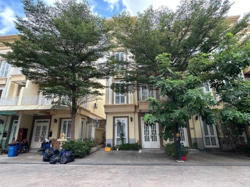 - វីឡាកូនកាត់ជួលនៅបុរីមេគង្គរ៉ូយ៉ាល់ជ្រោយចង្វារ / Villa Rent Mekong Royal Chrouy Changvar (St 6A)