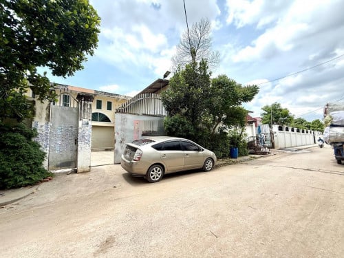 ឃ្លាំងសម្រាប់ជួល : ជិតវត្តអង្គតាមិញ,​ ចោមចៅ, ភ្នំពេញWarehouse for Rent : Near Angtamenh pagoda