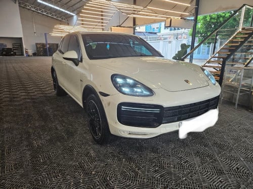 Porsche  ឡានថ្មីណាស់ full option ឆ្នាំ 2012 ឡើន2024   (hybrid) សុីសាំងតិច