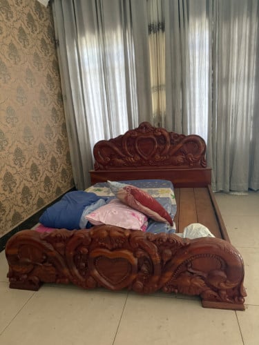 គ្រែឈើលក់