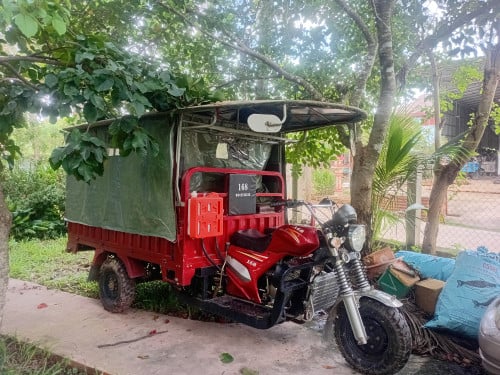 Only 700km.  Like new  Great lamot.  Best offer and it is yours!