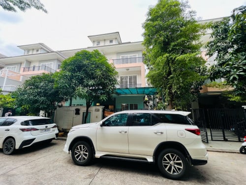 វីឡាភ្លោះ សម្រាប់ជួល បុរីភ្នំពេញថ្មី ផ្លូវទ្រុងមាន់