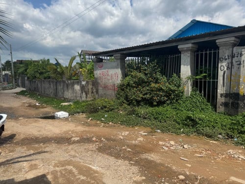ផ្ទះលក់10បន្ទប់ ទំហំ10x30m នៅឃ្លាំងលើ ប្លង់រឹង ចរចាបាន