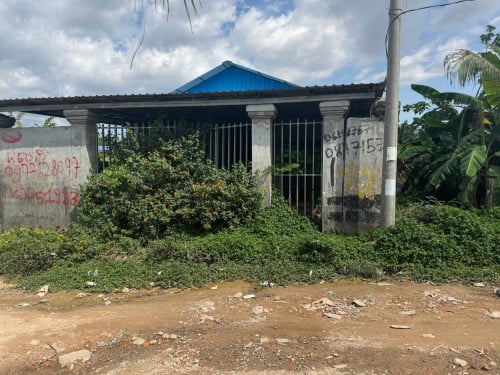 ផ្ទះលក់10បន្ទប់ ទំហំ10x30m នៅឃ្លាំងលើ ប្លង់រឹង ចរចាបាន