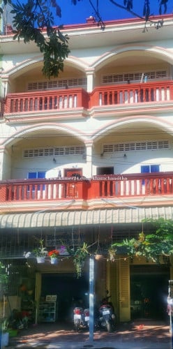 មានកំពស់បីជាន់ មានបន្ទប់ជួល 14បន្ទប់