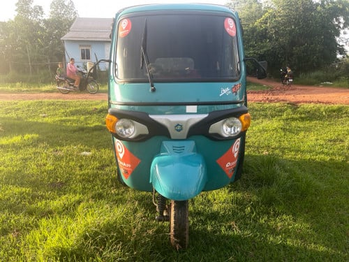 កង់បីអីតាលី Apé 2023