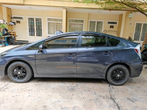 Car Rent Toyota Prius 2013 Opt 4 & Driver ឡានស្អាត
