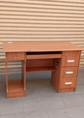 តុធ្វើការ