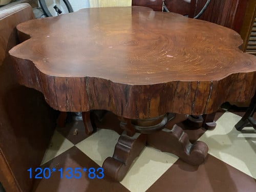 តុគល់ធ្នុង