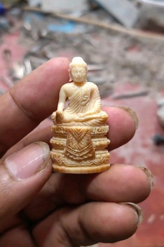 ភ្លុកដំរី ឆ្លាក់ដោយដៃផ្ទាល់