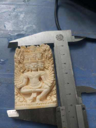 ភ្លុកដំរី ឆ្លាក់ដោយដៃផ្ទាល់