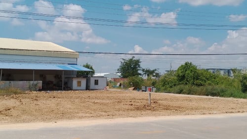 ដីលក់ដីស្អាតចាក់ដីហើយ មានចំណូលស្រាប់ នៅក្បែរAEon3 ដល់មុខបុរីឡាផាម