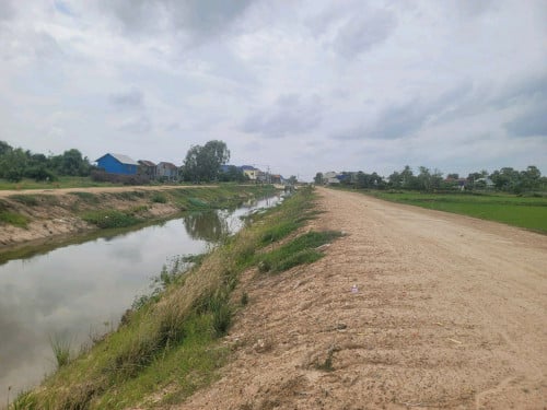 ដីលក់ក្បែព្រលានថ្មី