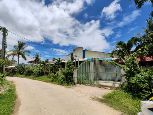 ឃ្លាំង​+ផ្ទះ​ សល់​ដីធំ ជិត​ព្រលានថ្មី តាខ្មៅ​