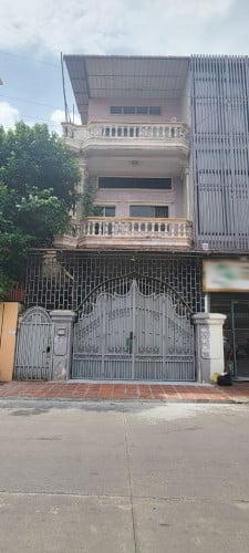 ផ្ទះល្វែងE0 សំរាប់ជួលនៅក្បែរ សាលាសន្ធមុខ l Flat E0 for rent near San Muak high school