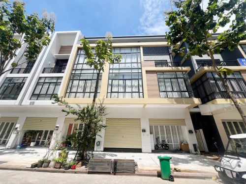 ផ្ទះអាជីវកម្មសម្រាប់ជួលនៅបុរីប៉េងហួត បឹងស្នោរ | Shophouse for rent at Borey Peng Huoth Boeung Snor