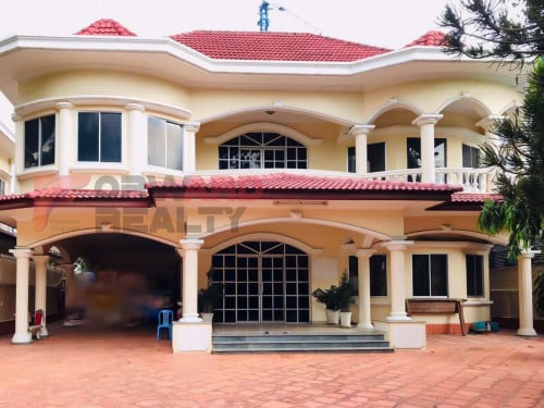 🏡 Modern 8 Bedrooms Villa available for Rent- BKK1 Area