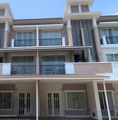 វីឡាកូនកាត់ 𝗟𝗔 ក្នុង បុរីប៉េងហួត