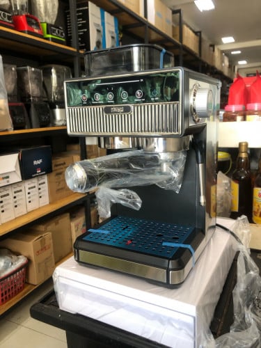 Coffee machine and grinder in one machine