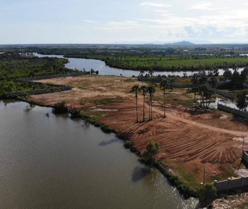 🌿 ដីលក់ជាប់មាត់ស្ទឹងសងខាង / 🌿 Riverfront Land for Sale – Both Sides Touching the Stream!