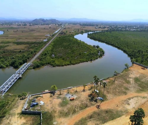 🌿 ដីលក់ជាប់មាត់ស្ទឹងសងខាង / 🌿 Riverfront Land for Sale – Both Sides Touching the Stream!