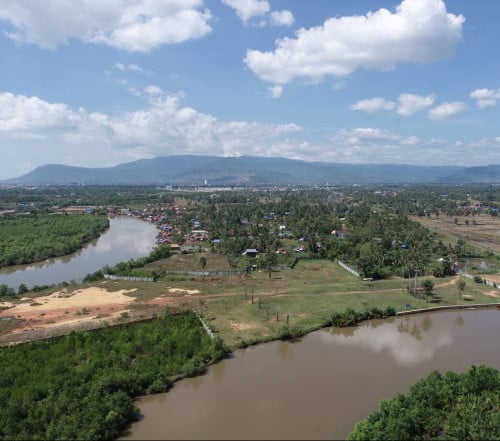 🌿 ដីលក់ជាប់មាត់ស្ទឹងសងខាង / 🌿 Riverfront Land for Sale – Both Sides Touching the Stream!