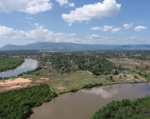 🌿 ដីលក់ជាប់មាត់ស្ទឹងសងខាង / 🌿 Riverfront Land for Sale – Both Sides Touching the Stream!