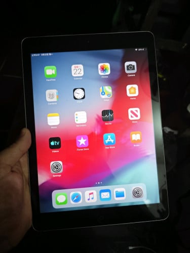iPad Air1 16GB មានតែWiFI លក់ 40$ ថែម ខេស ឆ្នាំងសាក