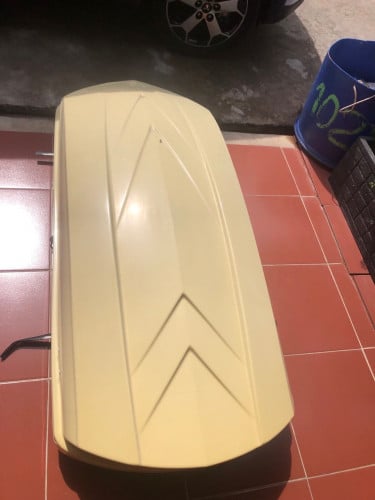 មានទូកដាក់លើដំបូរឡានមានគ្រុបឡាន