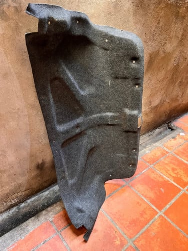 កាមញី គ្លុបក្រោយ Camry ឆ្លាម