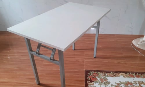 Folding table