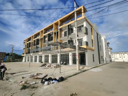 ផ្ទះកែង២ល្វែងលក់ព្រលានថ្មី