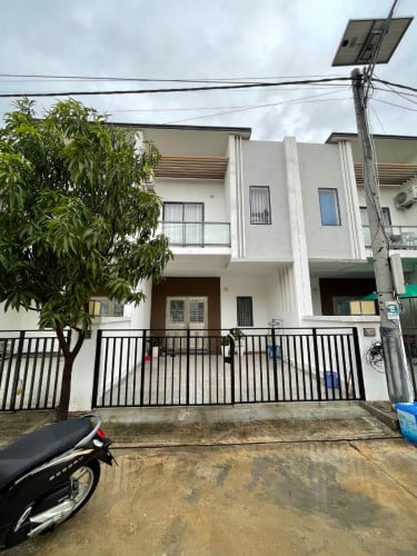 ផ្ទះល្វែងកូនកាត់ជួល 200$ មួយខែ